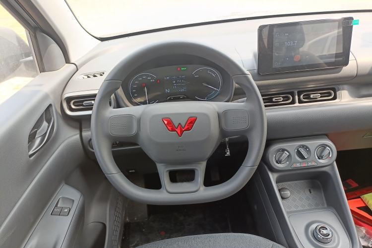 Used Wuling Hongguang New Energy 2024 All-Electric Model 300KM Standard Version Steering Wheel