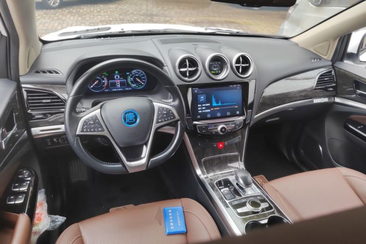 Used BYD Tang New Energy 2017 2.0T All-Wheel Drive Hyatt Model Center Console