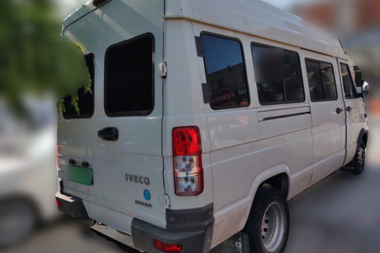 Used Iveco Daily 2022 2.5T A37 M1 Passenger Van 5-9 Seats Long Wheelbase Mid-Roof Design Dual Tires Side Sliding Doors
