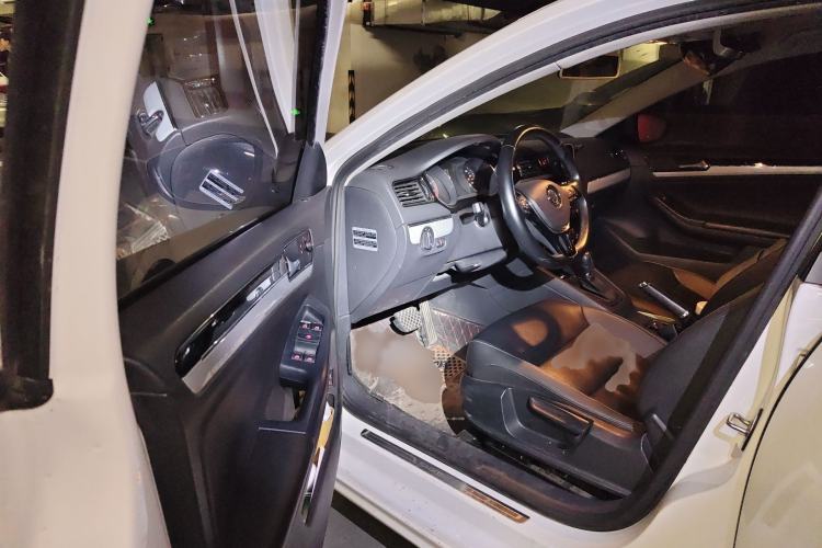 Used Volkswagen Sagitar 2017 1.6L Automatic Comfort Model Interior 3