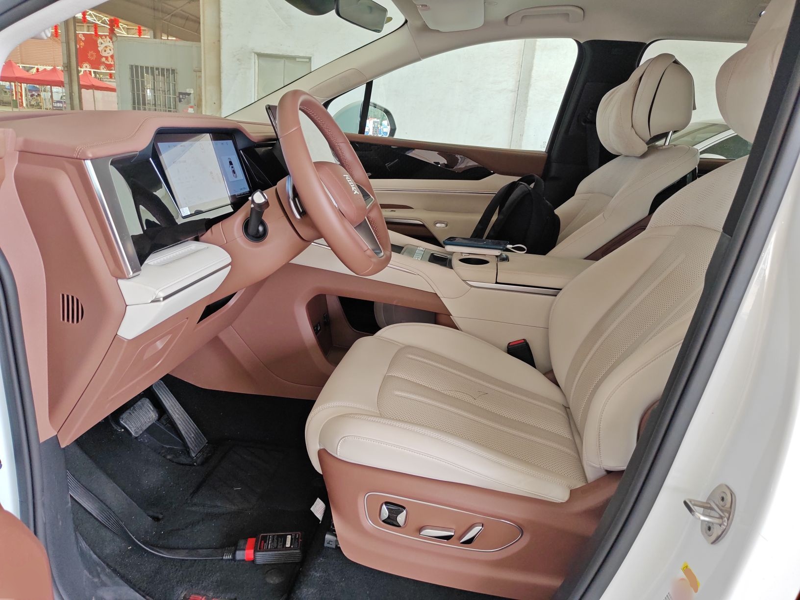 المقاعد الأمامية داخل السيارة