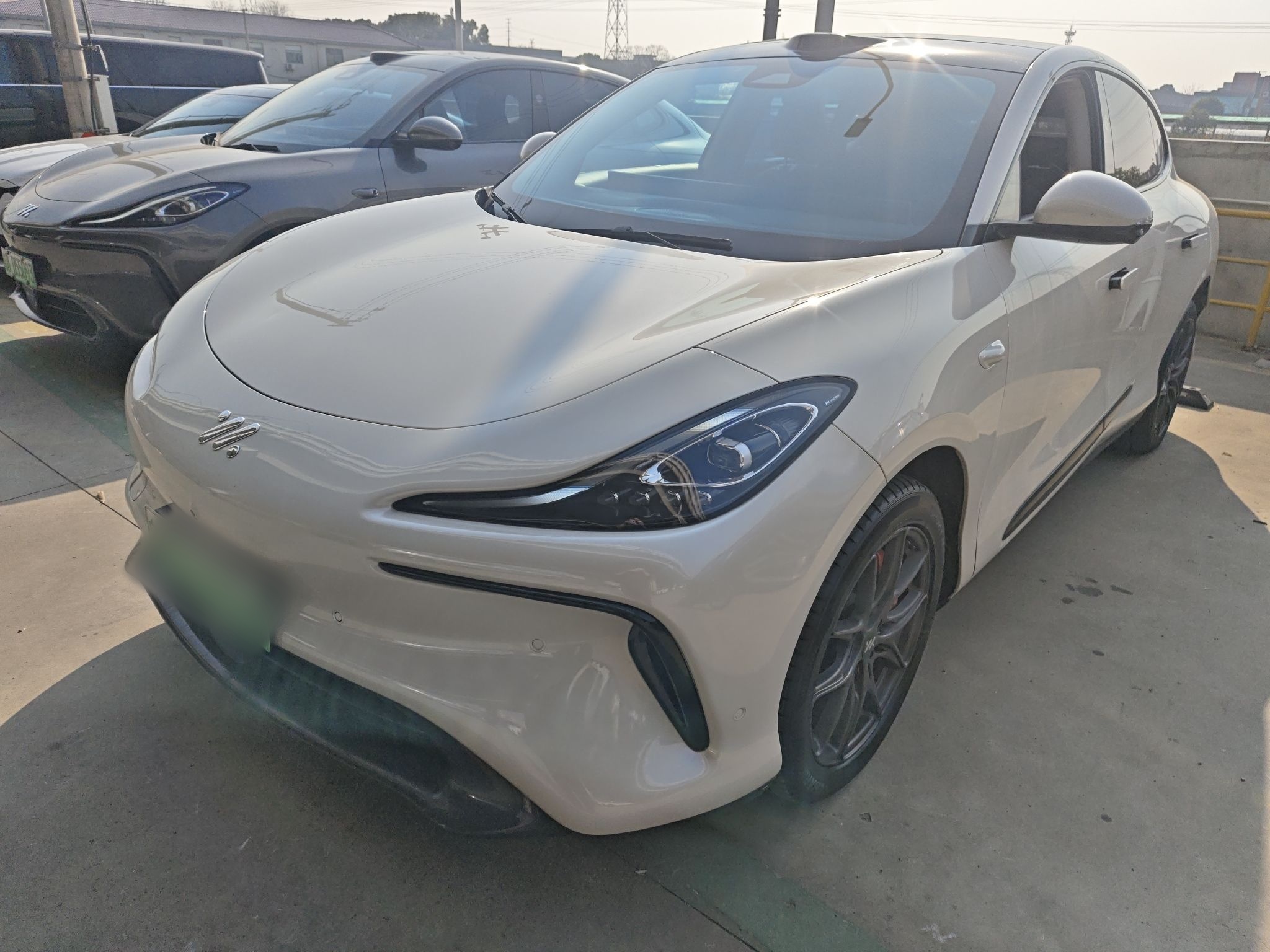 Под передней частью автомобиля