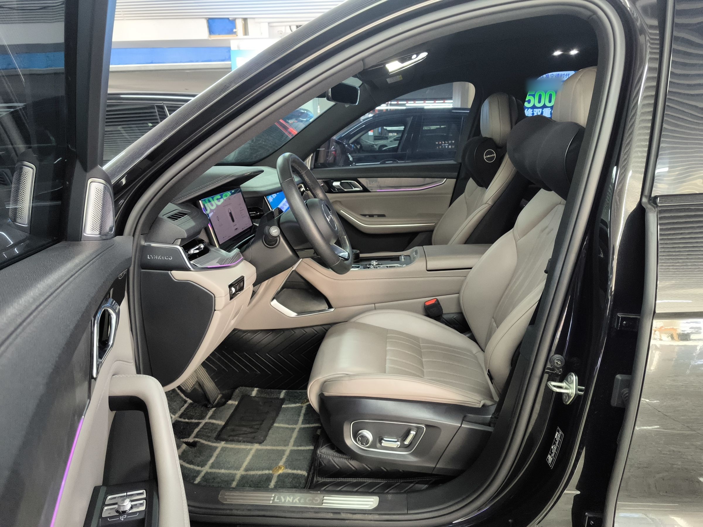 المقاعد الأمامية داخل السيارة