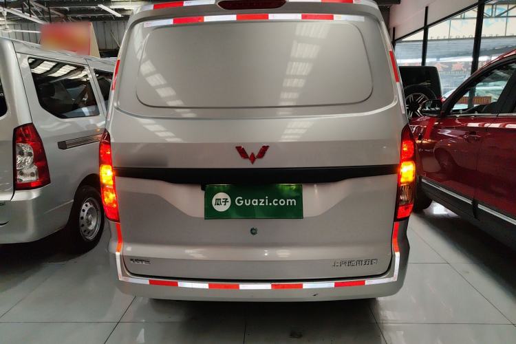 Used Wuling Hongguang V 2022 1.5L Jingqu Edition Enclosed-Window Vehicle with Hydraulic Power Steering LAR