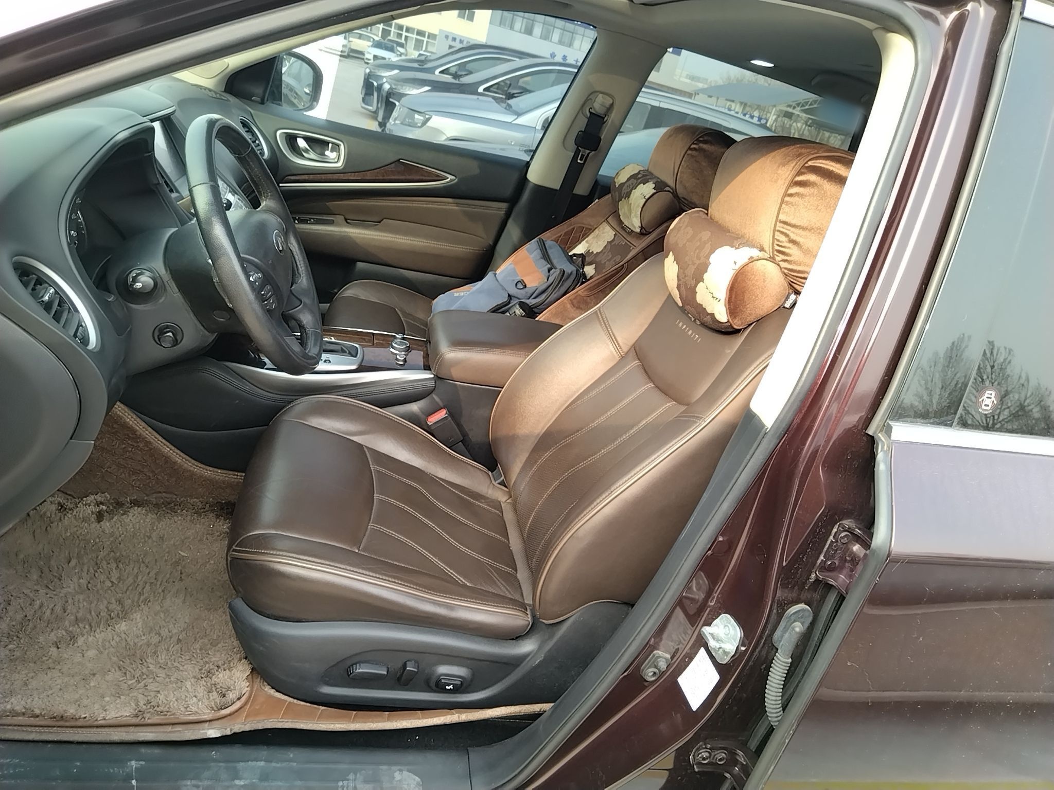 Переднее сиденье в автомобиле