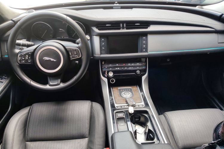 Used Jaguar XFL 2017 XFL 2.0T 200PS Windflower Edition Center Console
