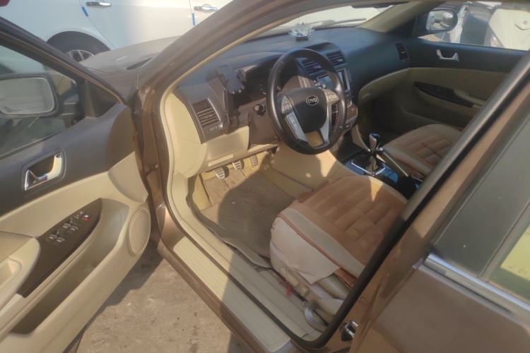 Used BYD G6 2013 2.0L Manual Luxury Version