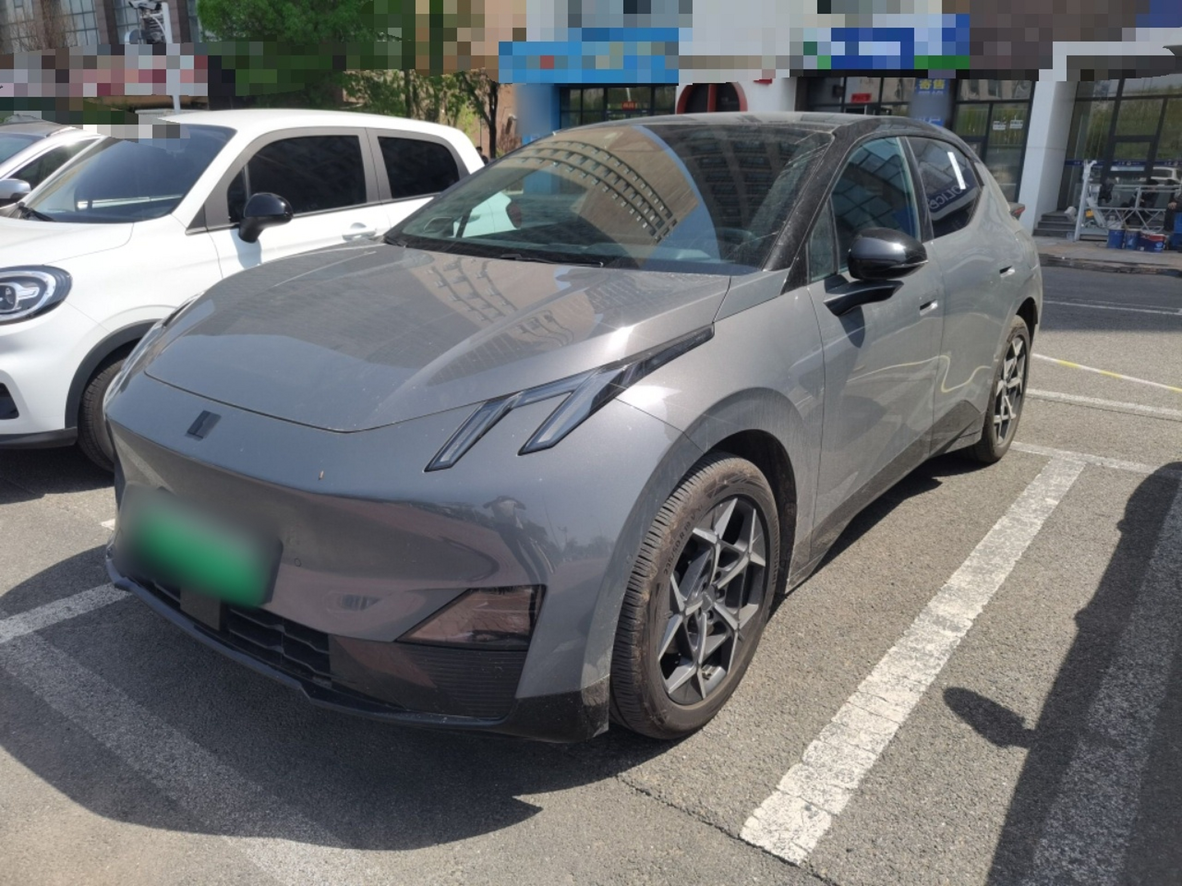 Под передней частью автомобиля