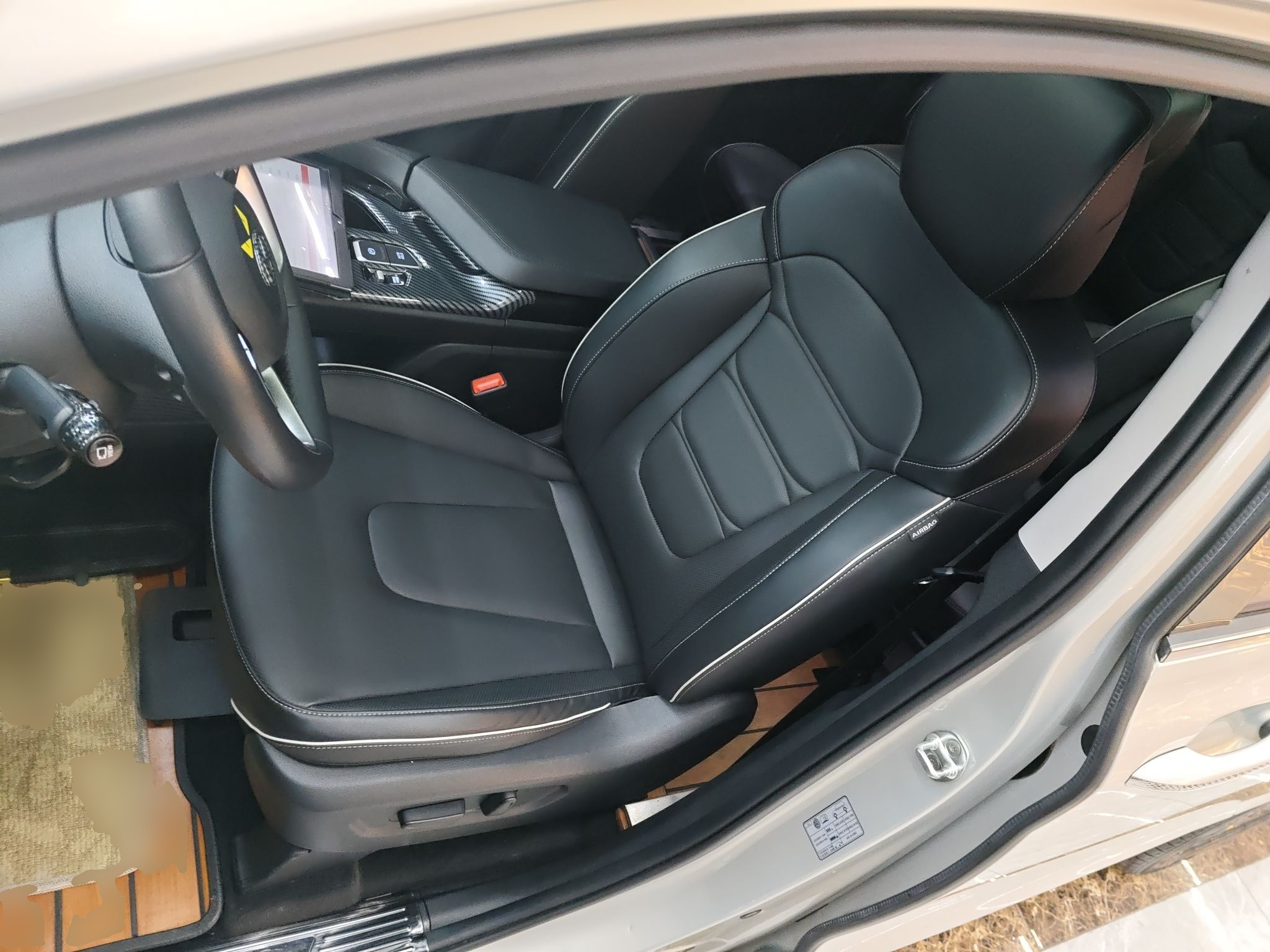 Переднее сиденье в автомобиле