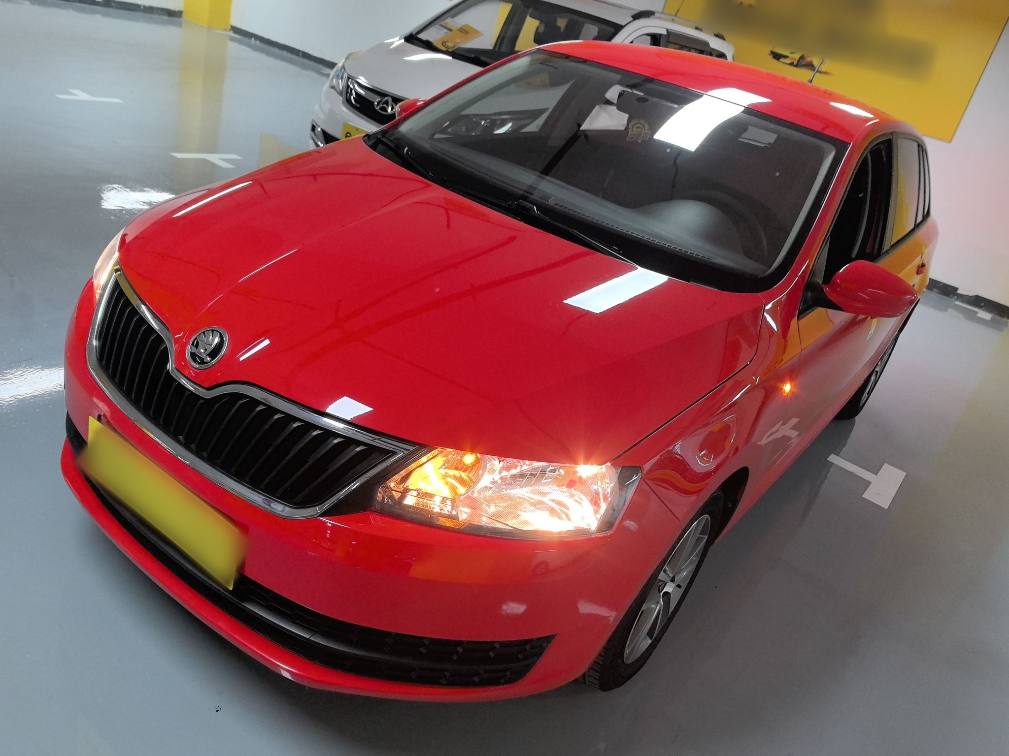 Под передней частью автомобиля