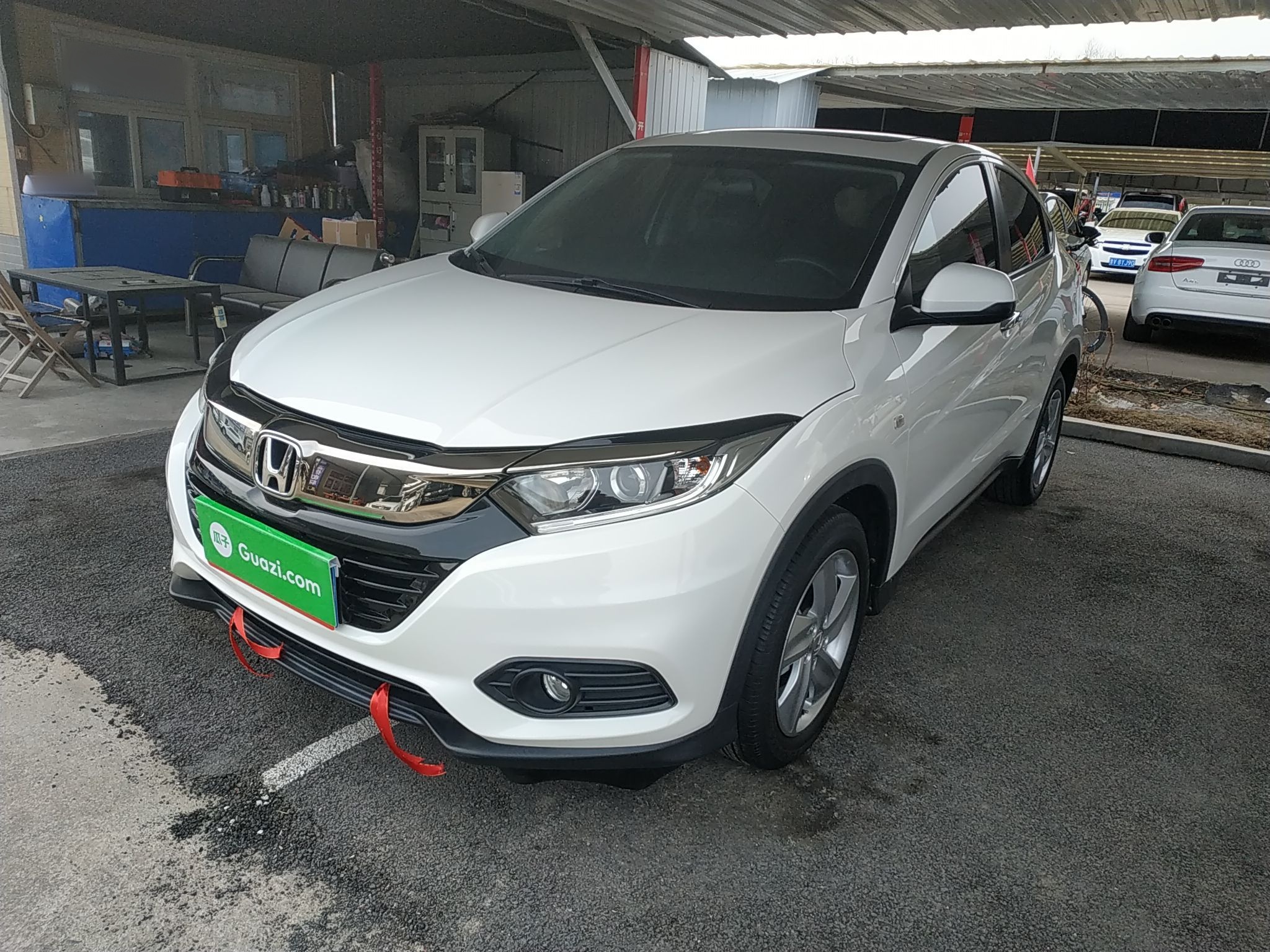 تحت مقدمة السيارة