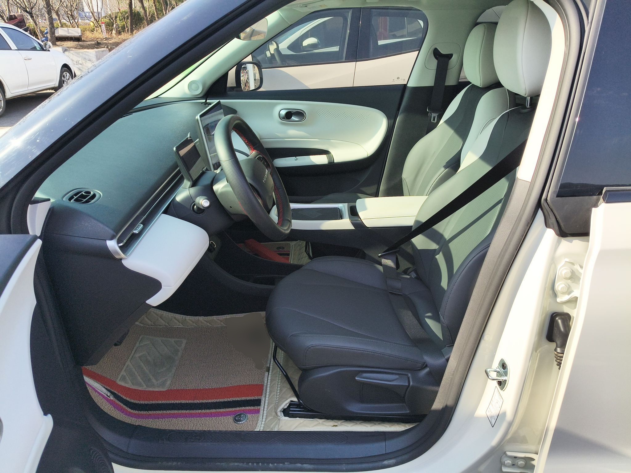 المقاعد الأمامية داخل السيارة