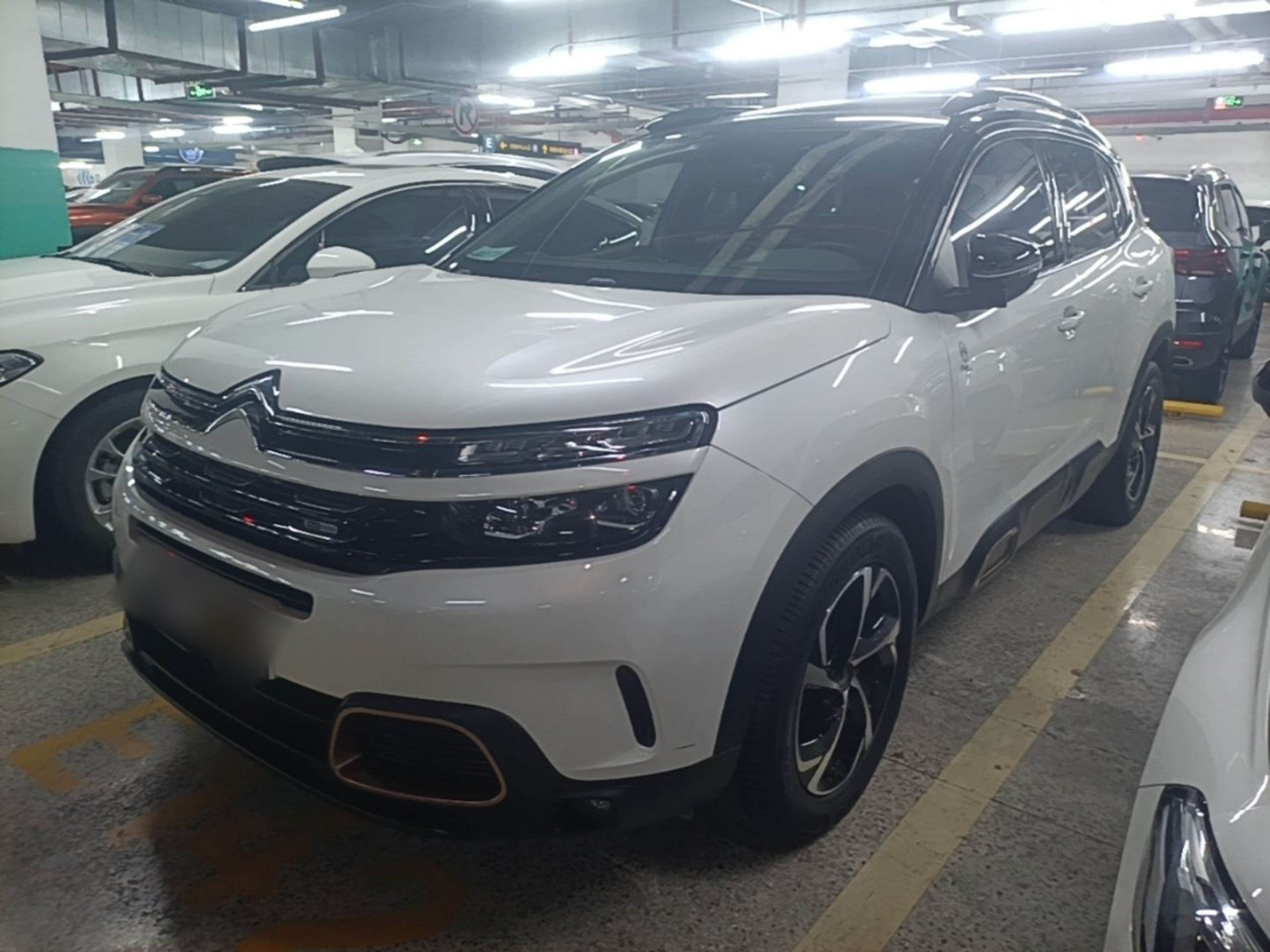 Под передней частью автомобиля