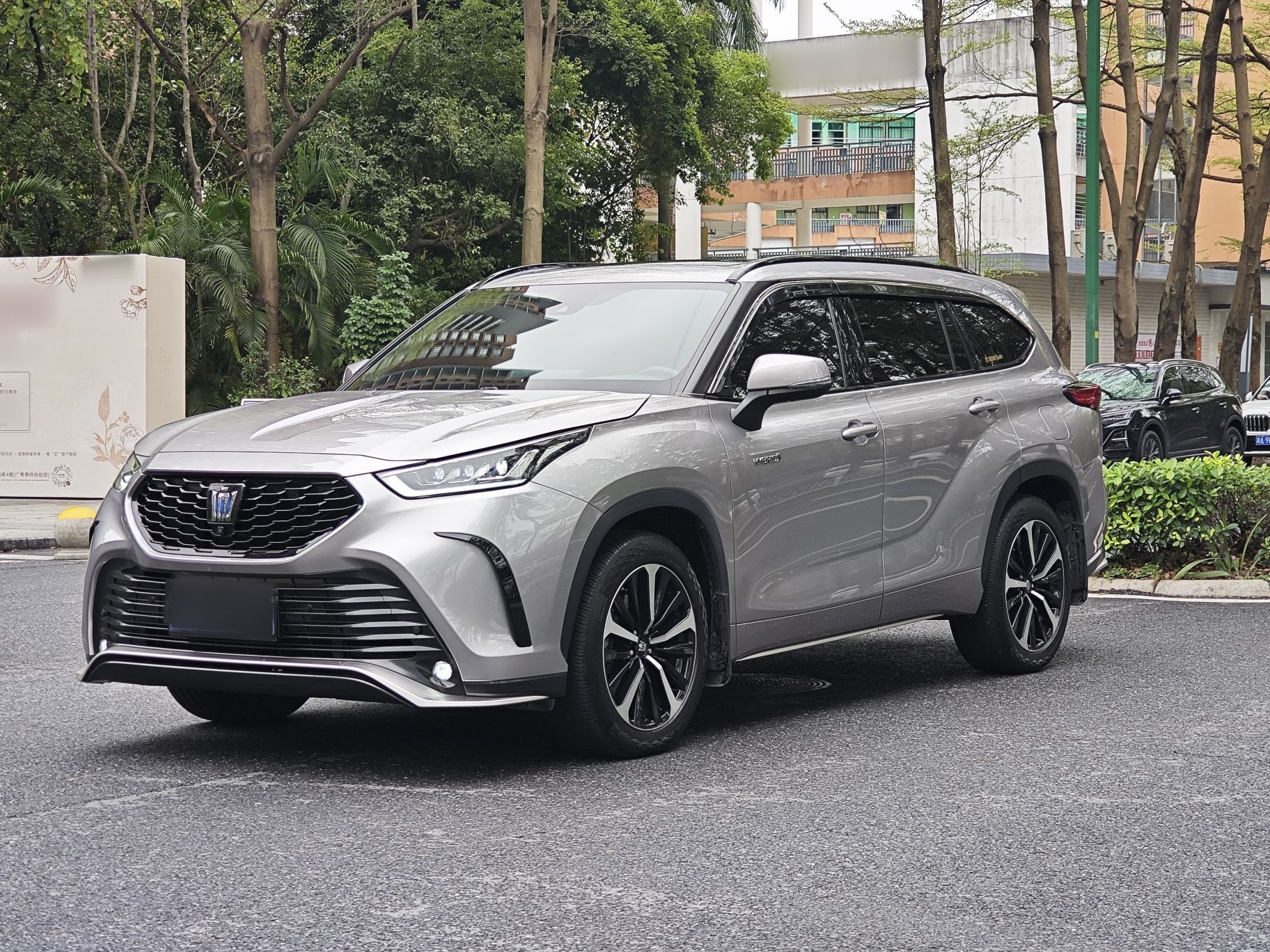 Под передней частью автомобиля