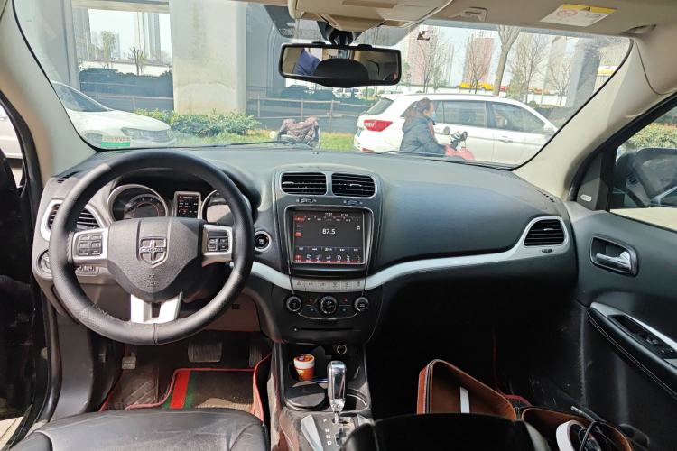 Used Dodge Journey 2013 2.4L Two-Wheel Drive Luxury Version Center Console