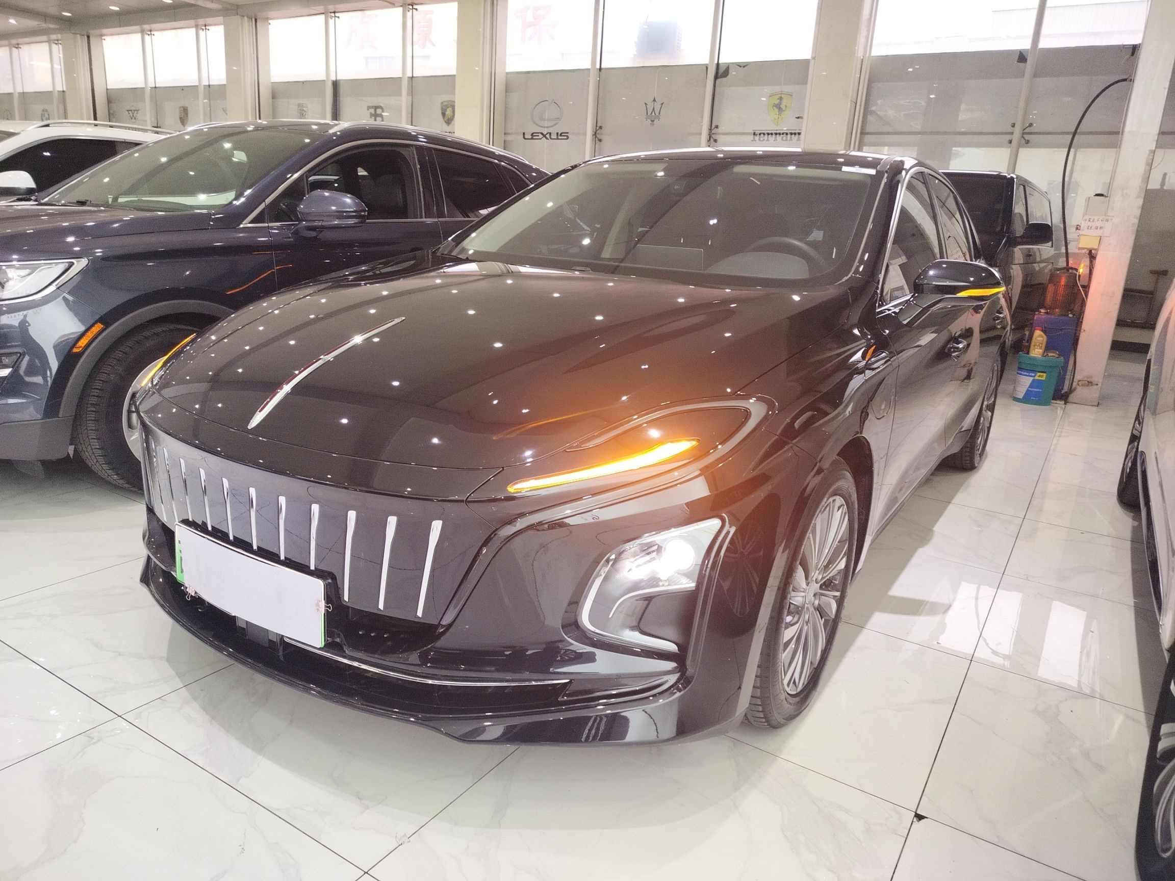 تحت مقدمة السيارة