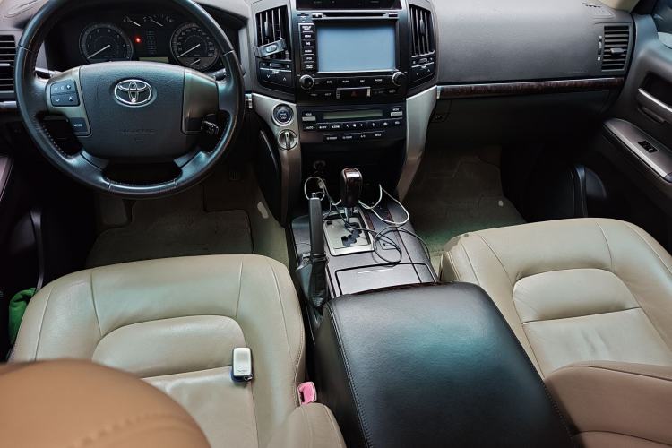 Used Toyota Land Cruiser 2010 4.0L Automatic VX Center Console