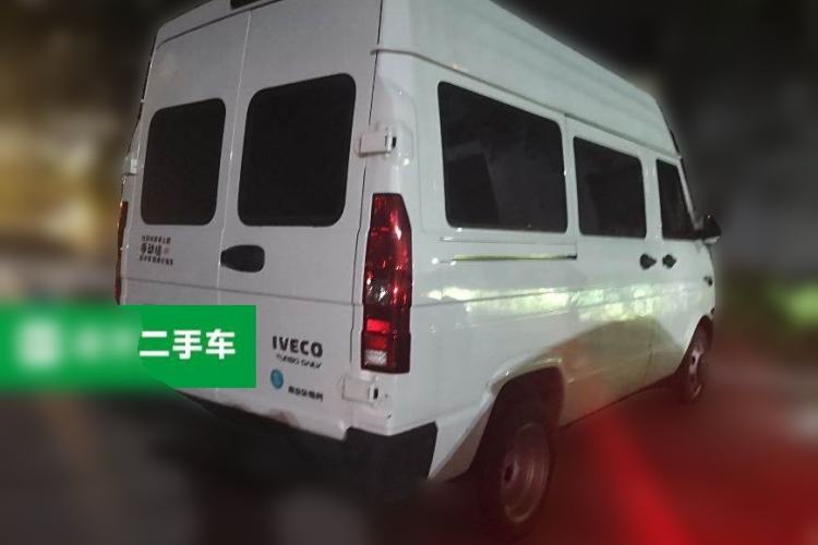 Used Iveco Daily 2022 2.5T A37 M1 Passenger Van 5-9 Seats Long Wheelbase Mid-Roof Design Dual Tires Side Sliding Doors