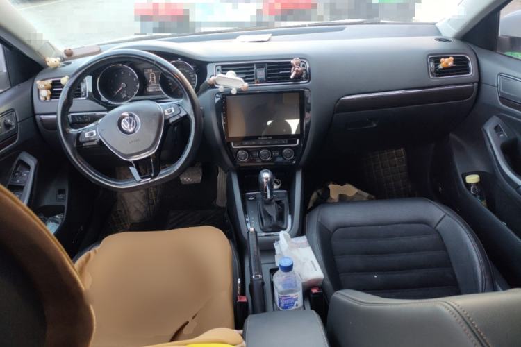 Used Volkswagen Sagitar 2015 230TSI Automatic Luxury Model Center Console