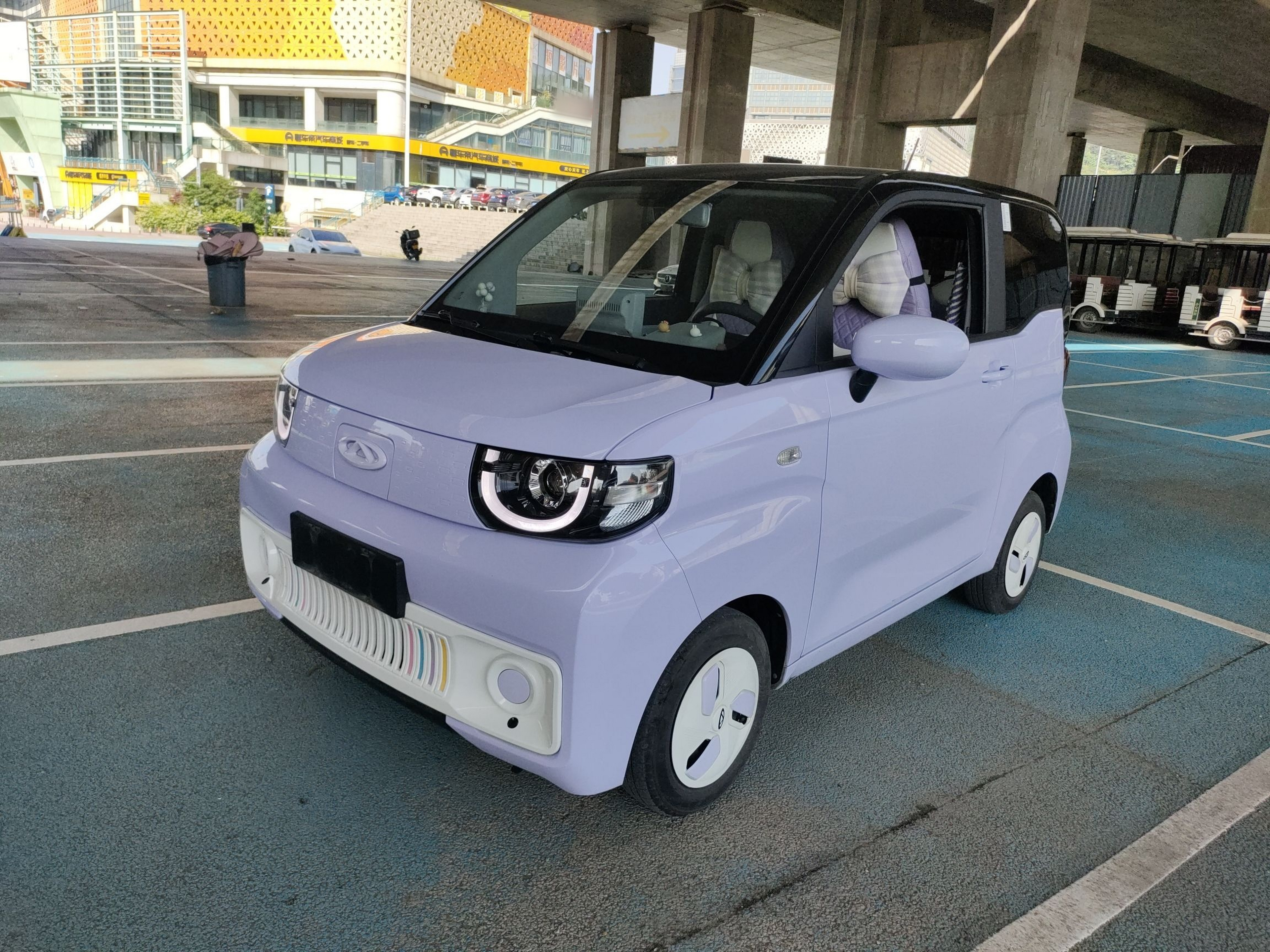 Под передней частью автомобиля