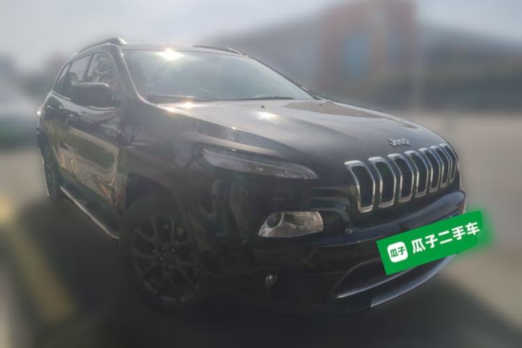 Used Jeep Cherokee 2020 2.0L Two-Wheel Drive Classic Sports Edition Front Right 45 Deg