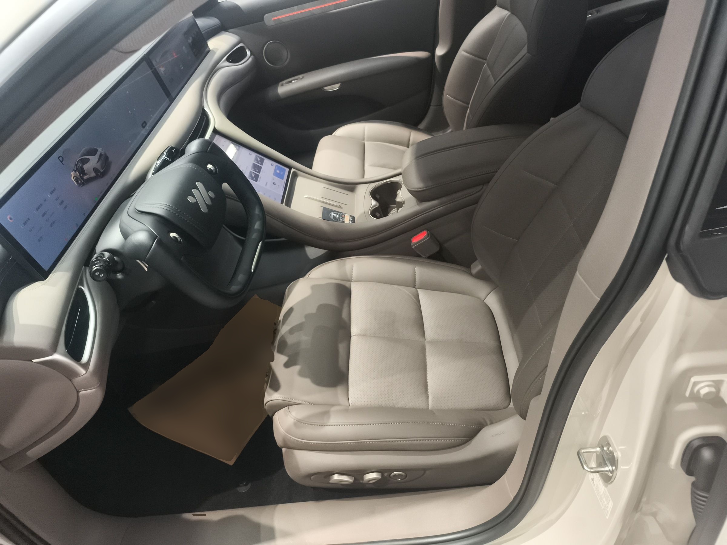 المقاعد الأمامية داخل السيارة