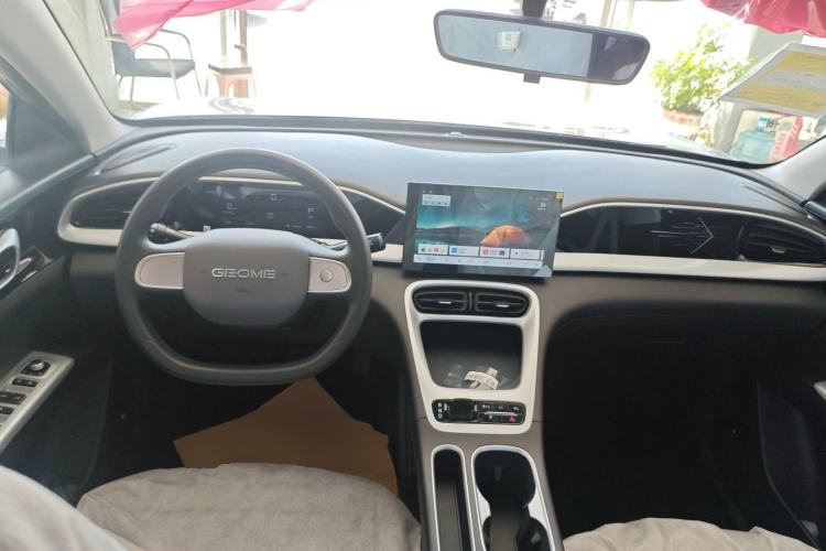Used Geely Galaxy Geome 2026 Model 410km Carefree Edition Center Console