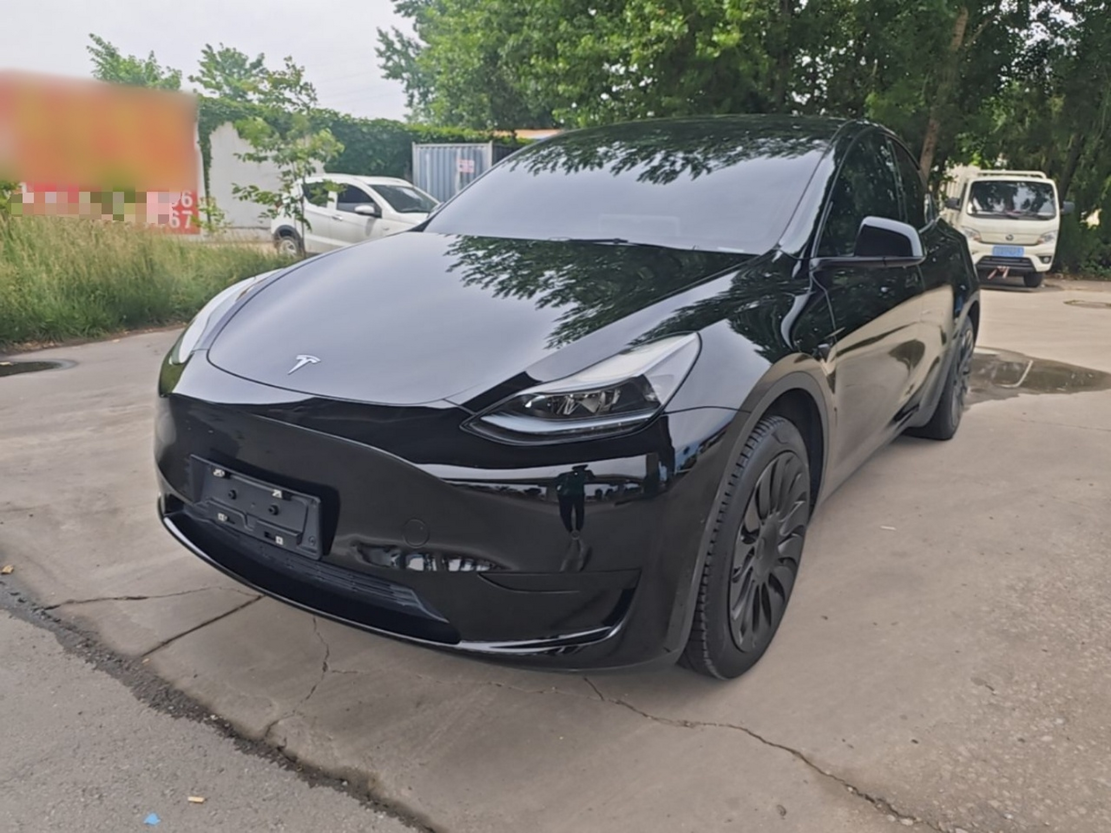 Под передней частью автомобиля