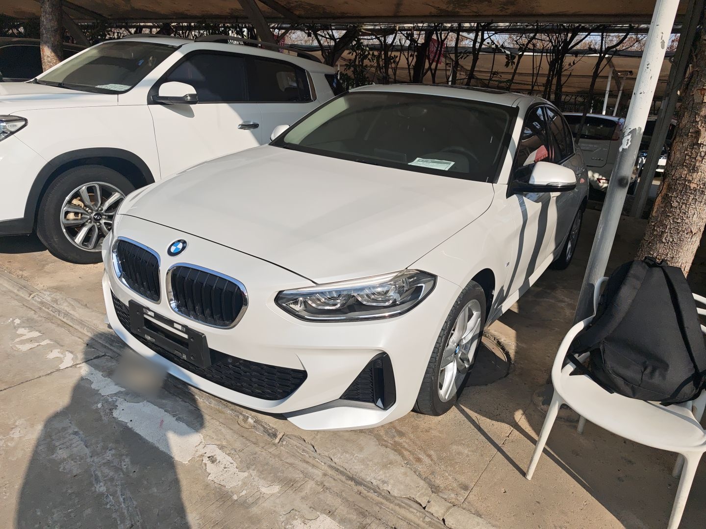 Под передней частью автомобиля