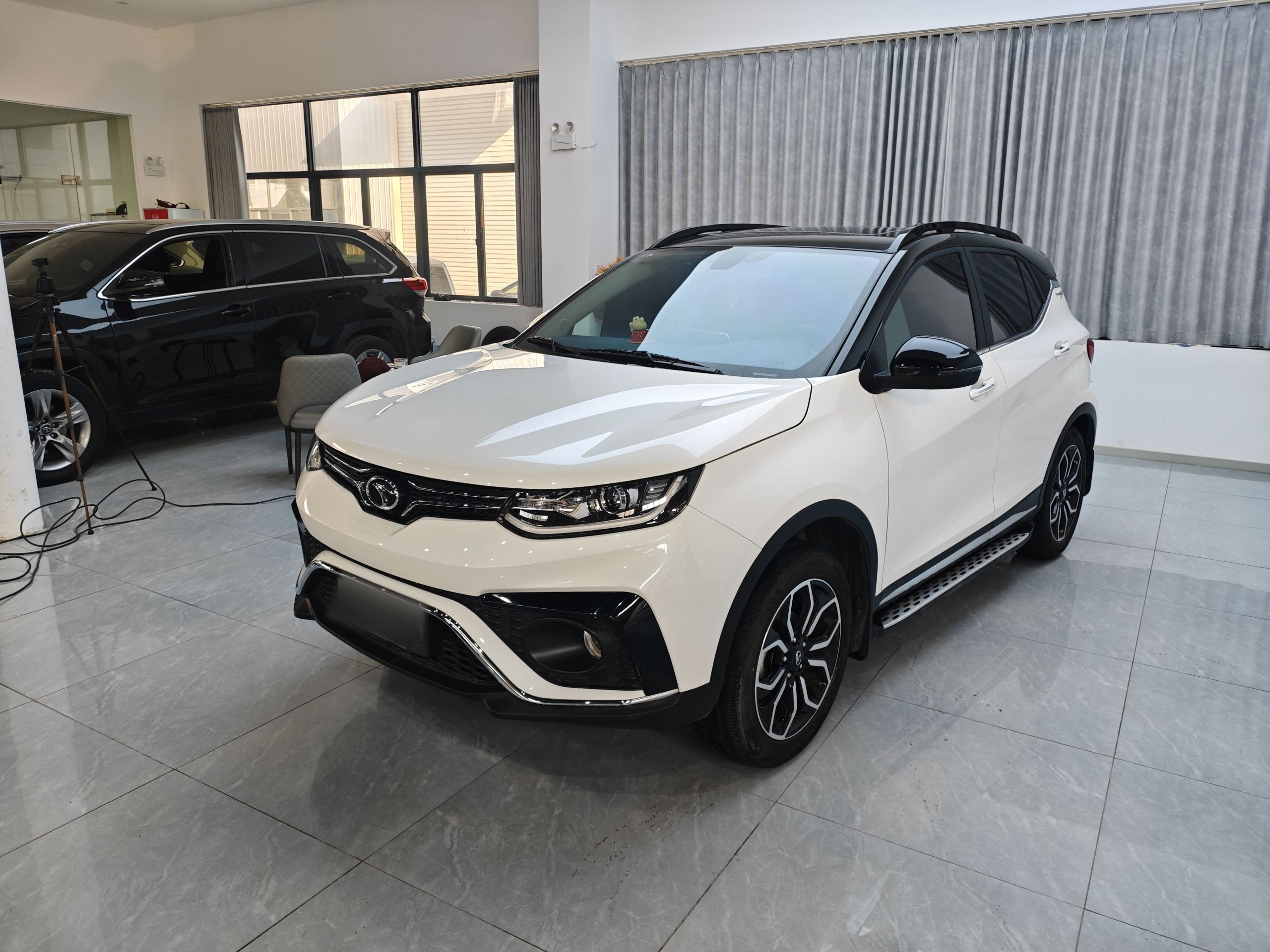 تحت مقدمة السيارة