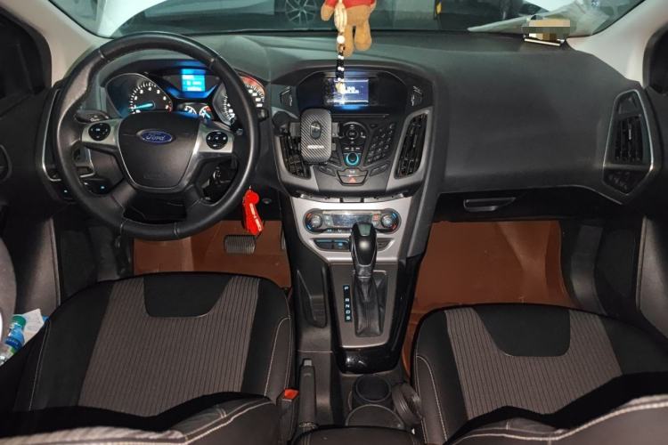 Used Ford Focus 2012 Hatchback 1.6L Automatic Fashion Edition Center Console