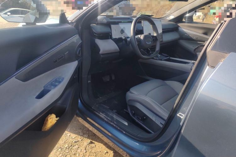 Used Lynk & Co 08 EM-P 2025 220 km All-Wheel-Drive Performance Halo Driver Seat