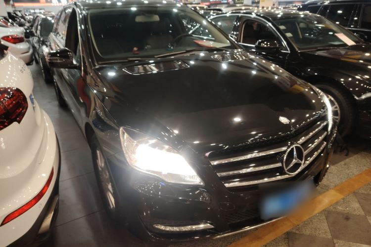 Used Mercedes-Benz R-Class 2017 R 320 4MATIC Business Edition Prestige Model Front Right 45 Deg