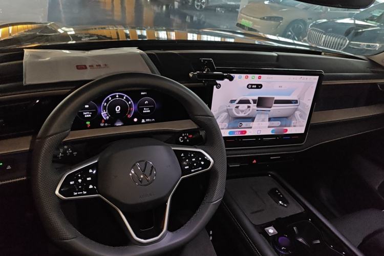 Used Volkswagen Teramont 2025 Tiguan Pro 450TSI 4Motion Crosswind Edition Center Console