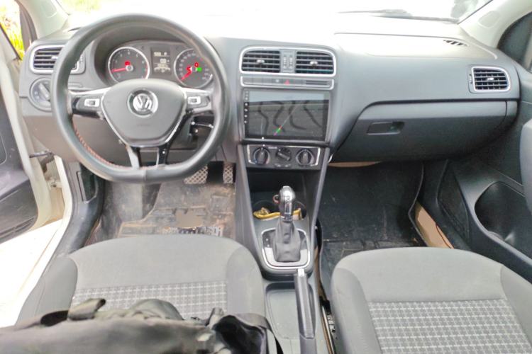 Used Volkswagen Polo 2016 1.6L Automatic Comfort Model Center Console