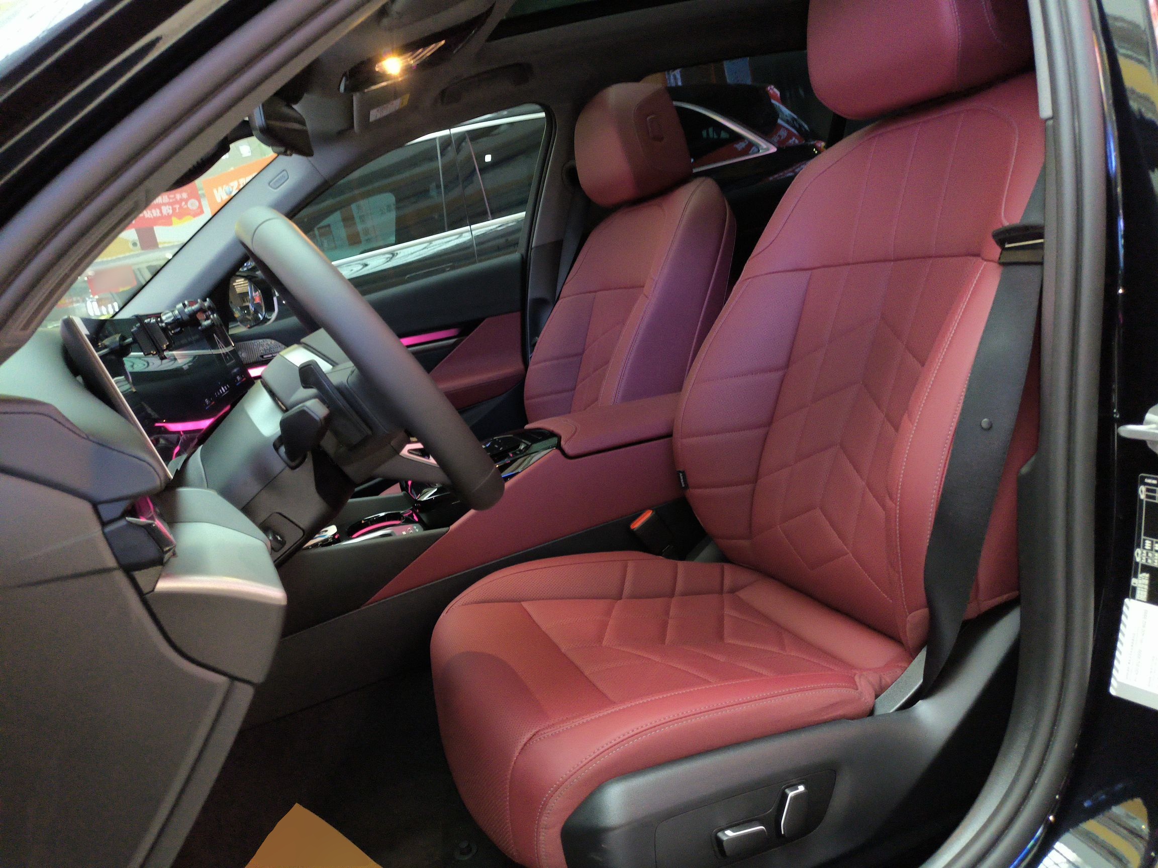 المقاعد الأمامية داخل السيارة