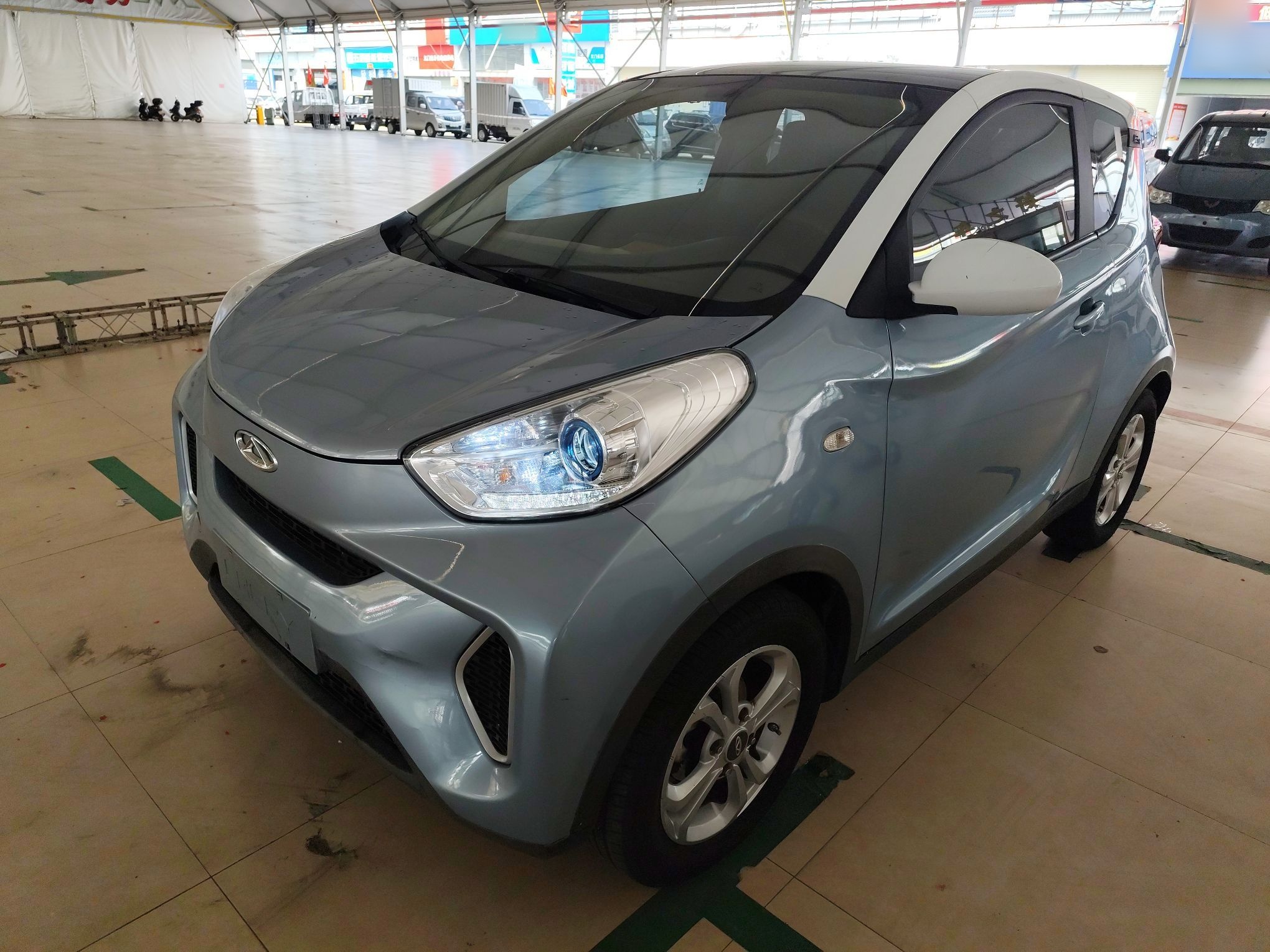 Под передней частью автомобиля