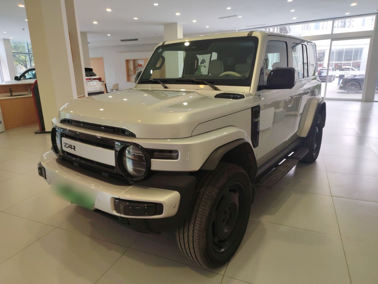 تحت مقدمة السيارة