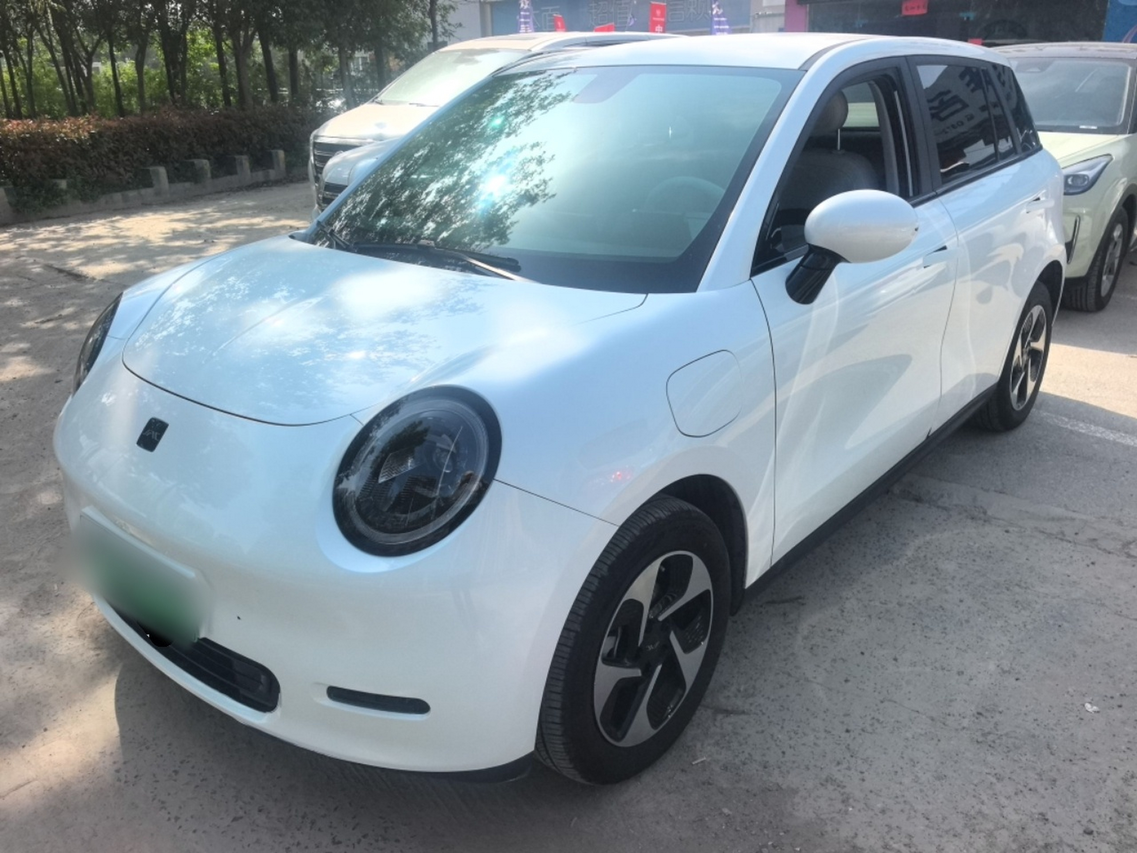 Под передней частью автомобиля