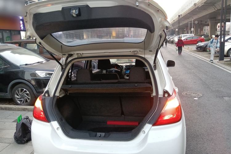 Used Venucia R50 2014 1.6L Manual Splendid Edition
