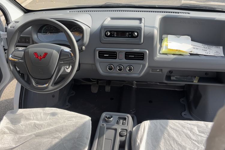 Used Wuling Yangguang 2024 300KM Comfort Version Passenger Van 75kW
