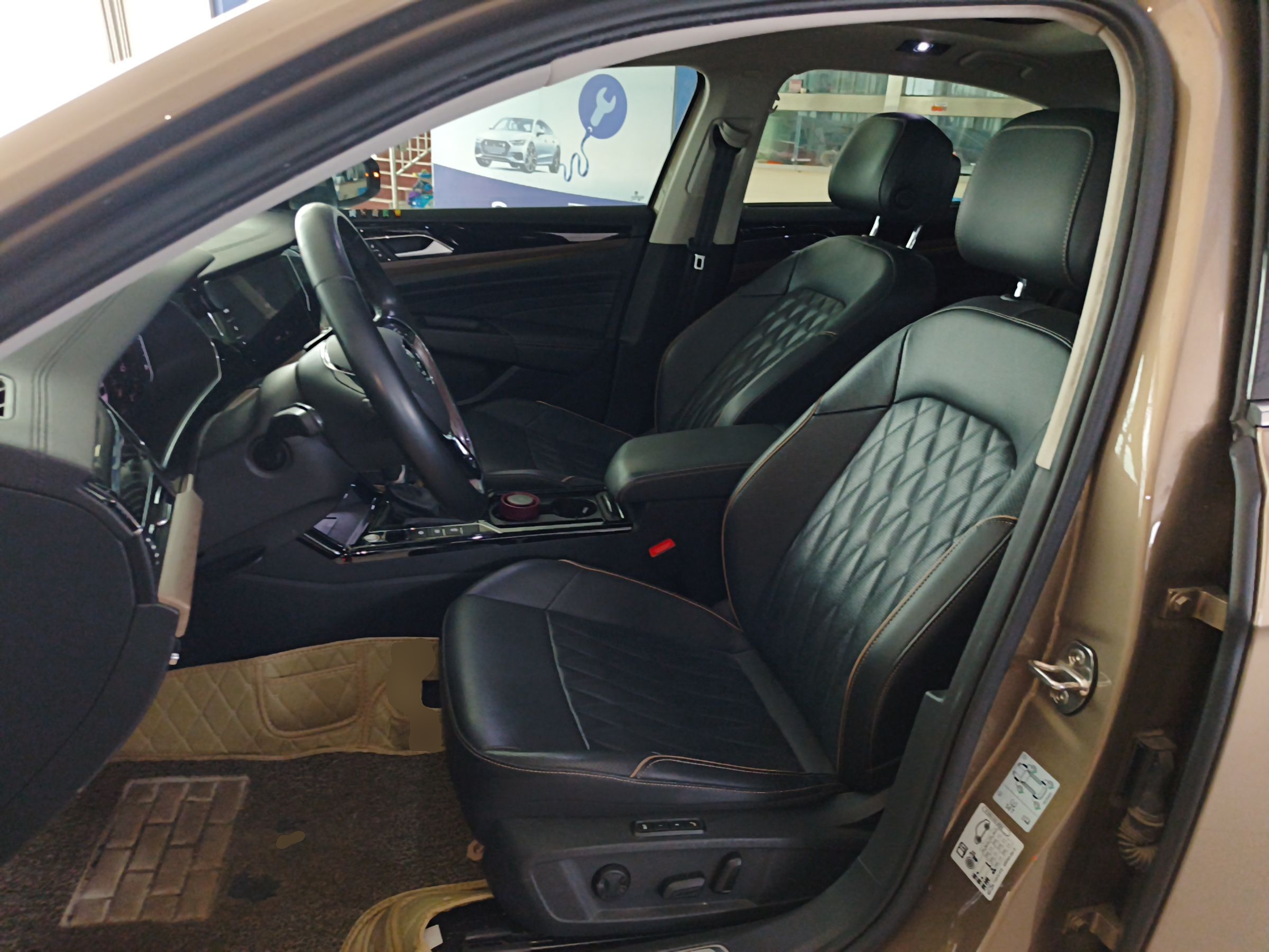 Переднее сиденье в автомобиле