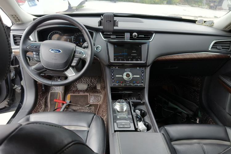 Used Ford Taurus 2017 EcoBoost 325 V6 Flagship Model Center Console