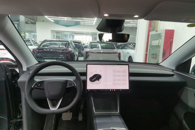 Used Tesla Model Y 2025 Rear-Wheel Drive First Edition Center Console