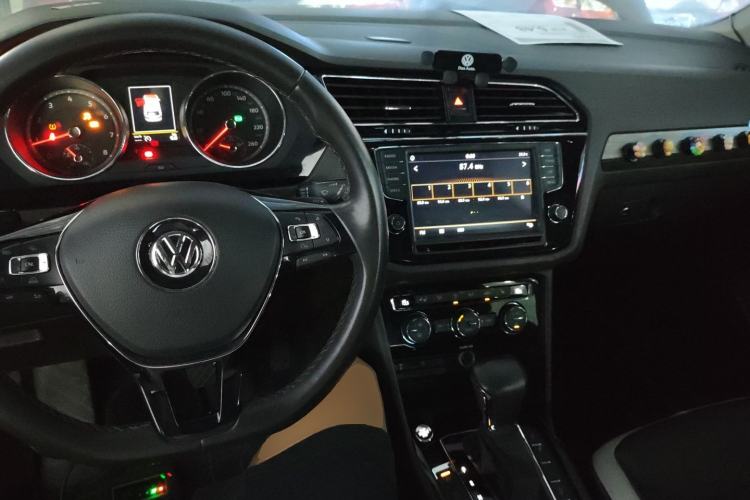 Used Volkswagen Tiguan L 2017 330TSI Automatic Two-Wheel Drive Luxury Edition Center Console