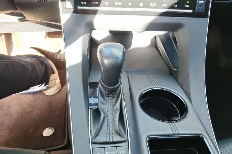 Used Toyota Avalon 2019 Dual-Engine 2.5L Luxury Edition China VI Standard Gear Lever
