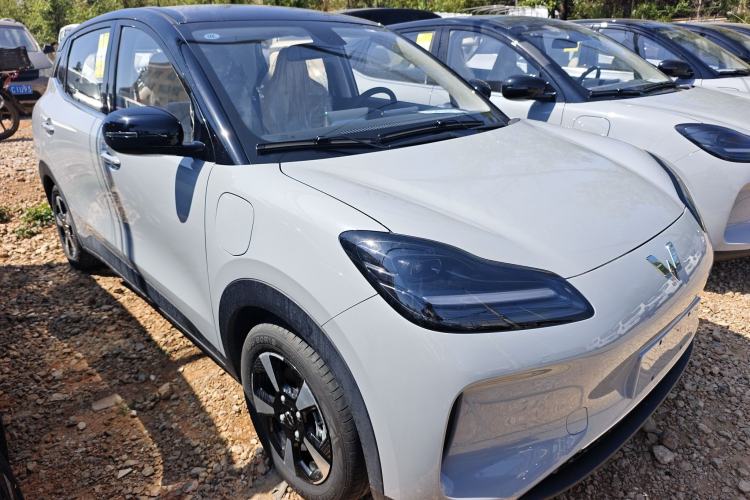 Used Wuling Bingo PLUS 2024 510 km Range 5-Seater Version Front Right 45 Deg