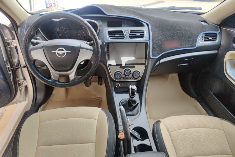 Used Haima Fumei 2014 M5 1.6L Manual Standard Model Center Console