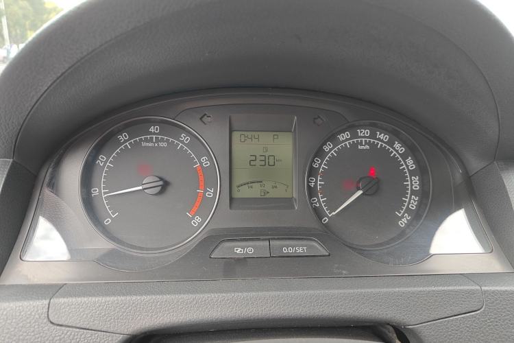 Used Skoda Rapid 2015 1.6L Automatic Smart Selection Model
