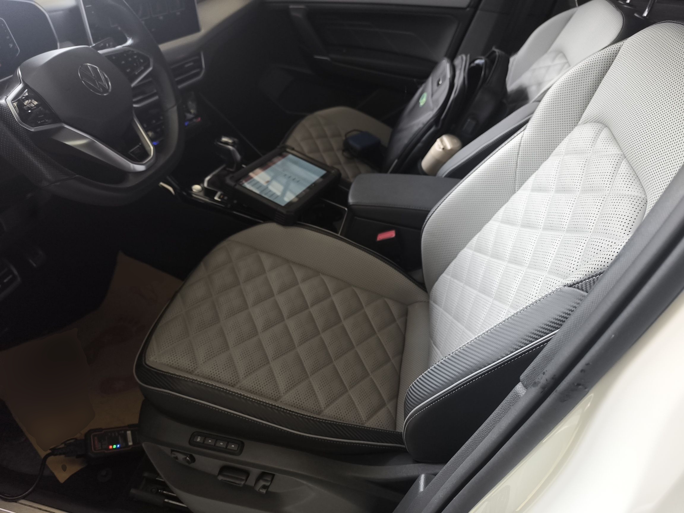 Переднее сиденье в автомобиле